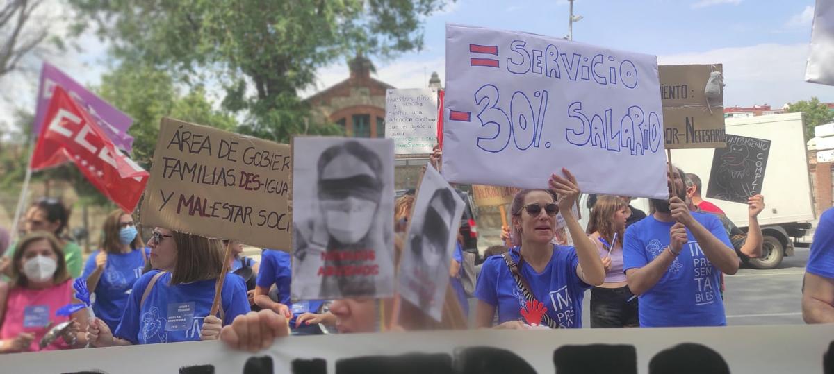Trabajadoras del Grupo 5 esta maana frente al rea de Servicios Sociales y Bienestar del Ayuntamiento de Madrid